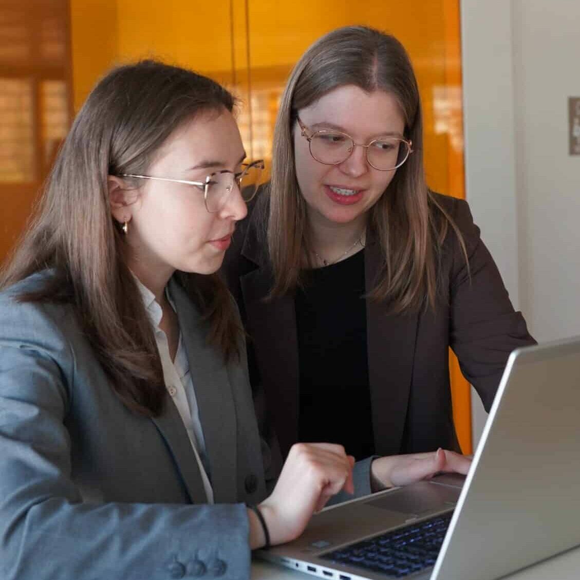 Deux collègues regardent discutent en regardant leur ordinateur